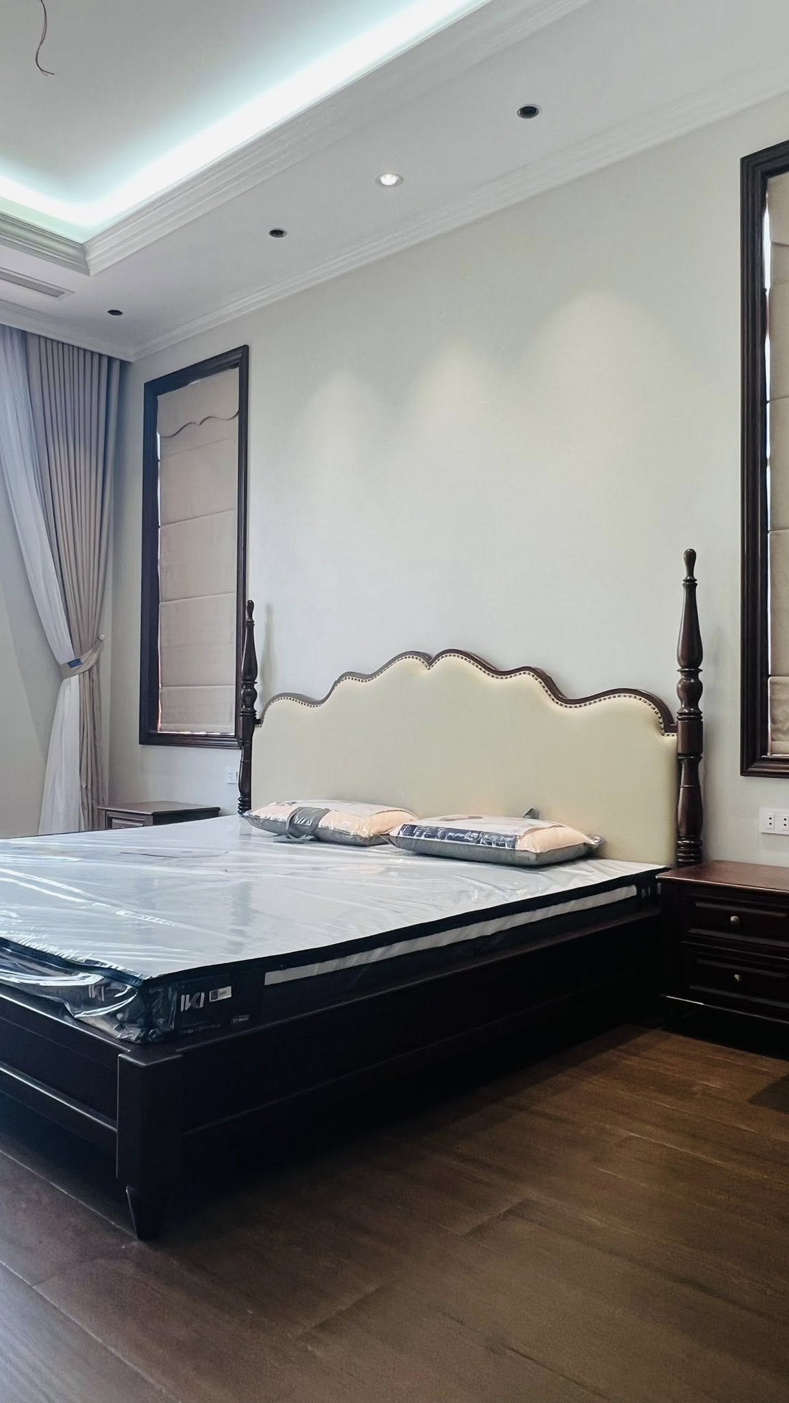 Hoàn thiện tủ quần áo cánh kính phòng master - Cụm nội thất đồng bộ về màu sắc và vật liệu
