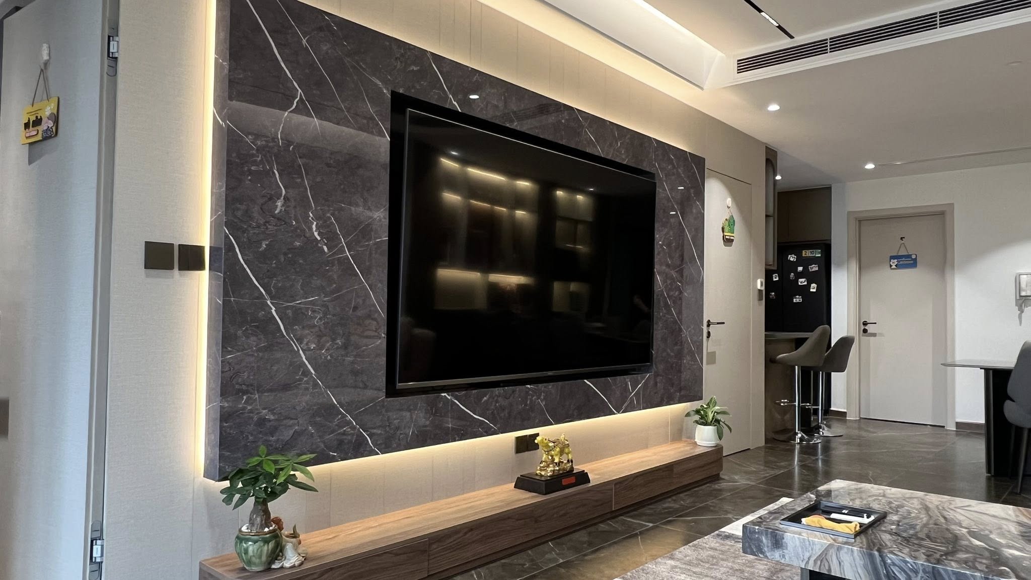 Nội thất phòng khách nhà ống Hà Đông - Chi tiết bề mặt gỗ và phụ kiện sau lắp đặt