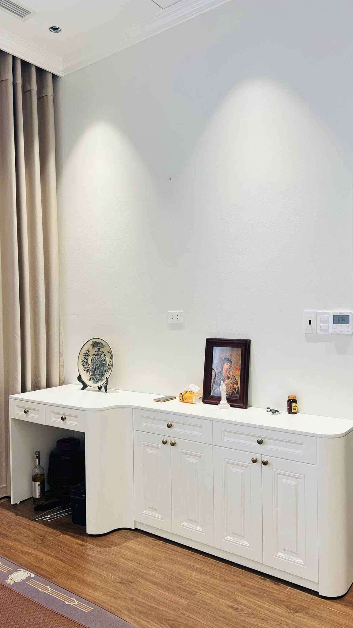 Nội thất bếp và bàn đảo căn hộ cao cấp - Chi tiết bề mặt gỗ và phụ kiện sau lắp đặt