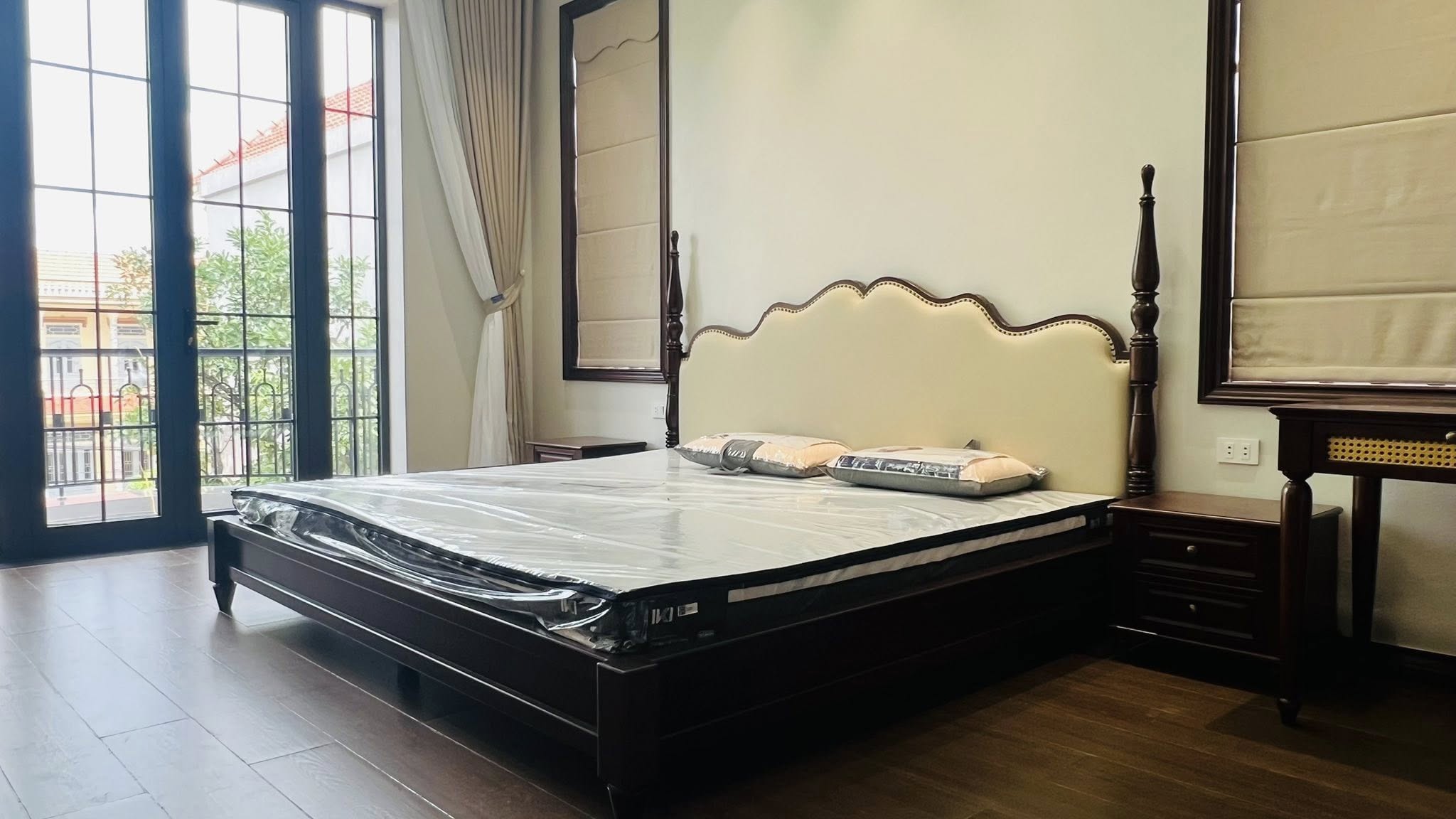Hoàn thiện tủ quần áo cánh kính phòng master - Chi tiết hoàn thiện cạnh, khe và tay nắm