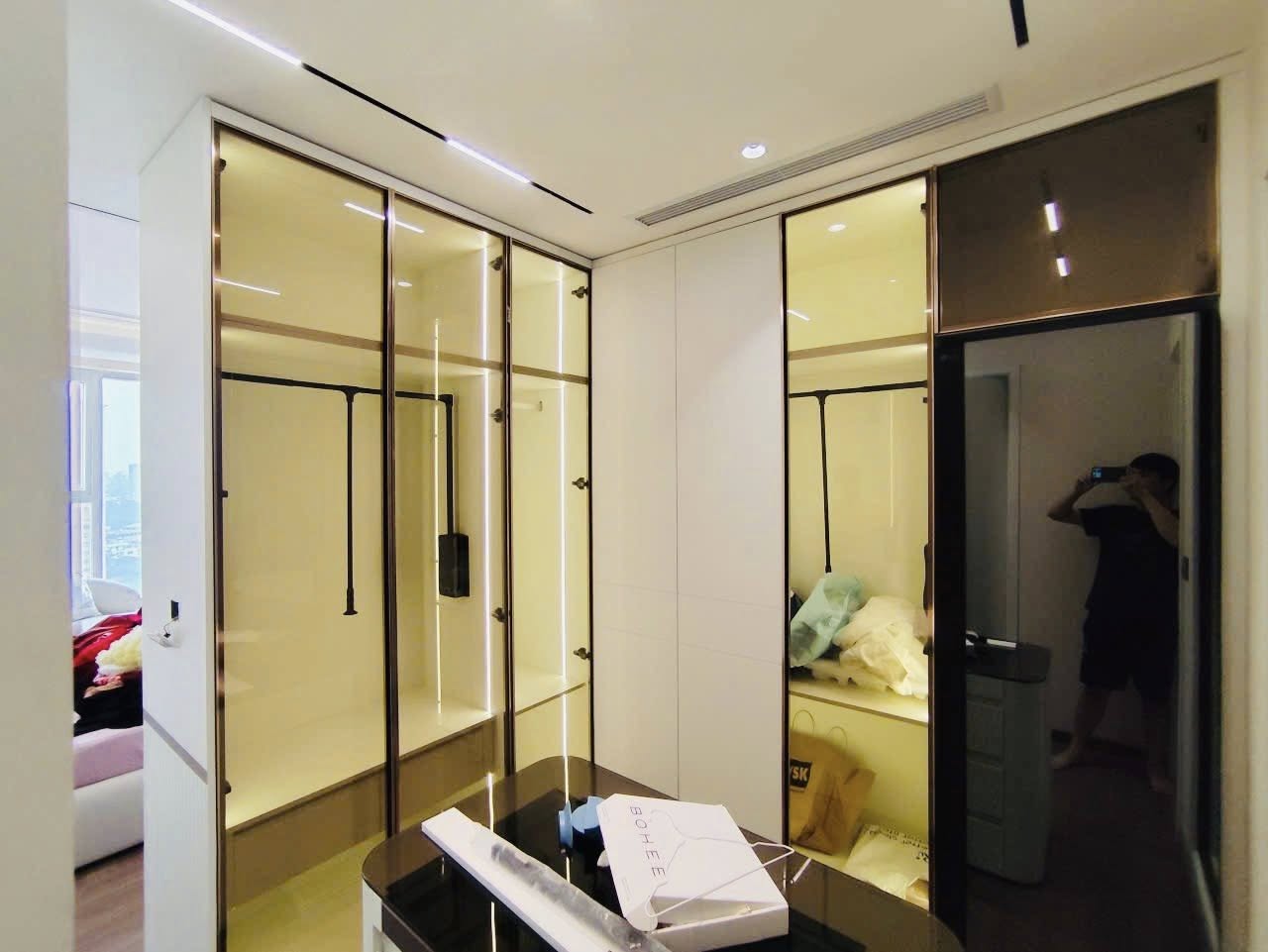 Thi công hệ tủ đa năng khu vực sảnh vào - Chi tiết bề mặt gỗ và phụ kiện sau lắp đặt