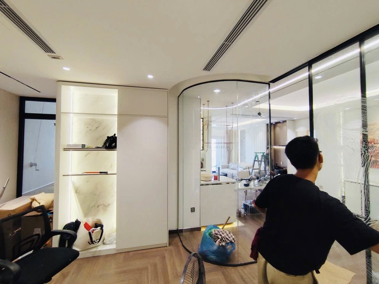 Hoàn thiện phòng khách gỗ óc chó veneer - Góc thi công hoàn thiện tại công trình