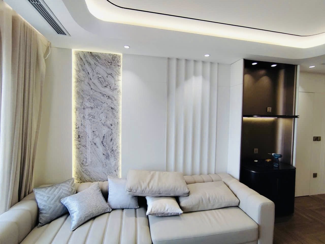 Hoàn thiện phòng khách gỗ óc chó veneer - Chi tiết bề mặt gỗ và phụ kiện sau lắp đặt