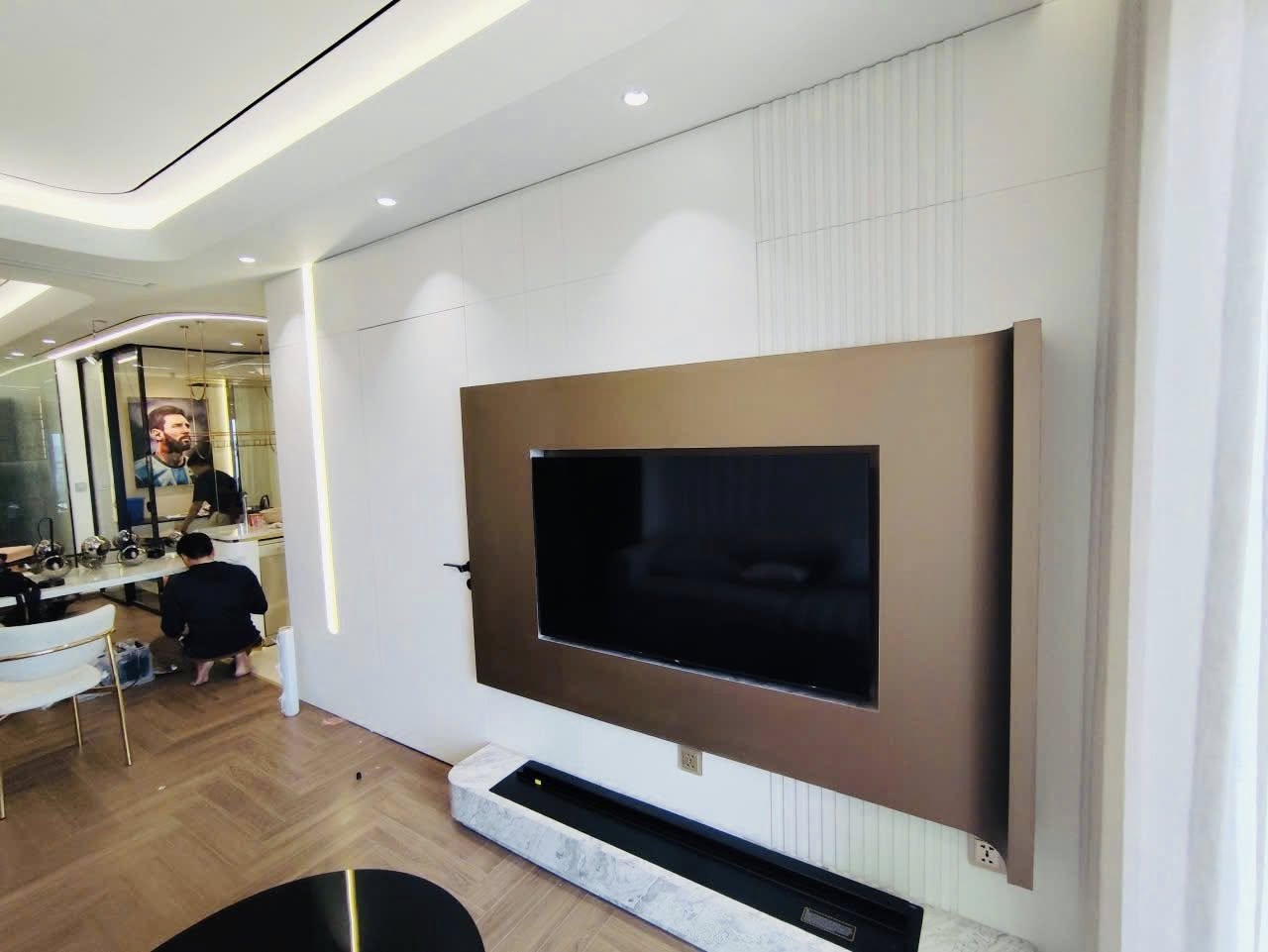 Hoàn thiện phòng khách gỗ óc chó veneer - Hệ tủ được sản xuất theo kích thước thực tế