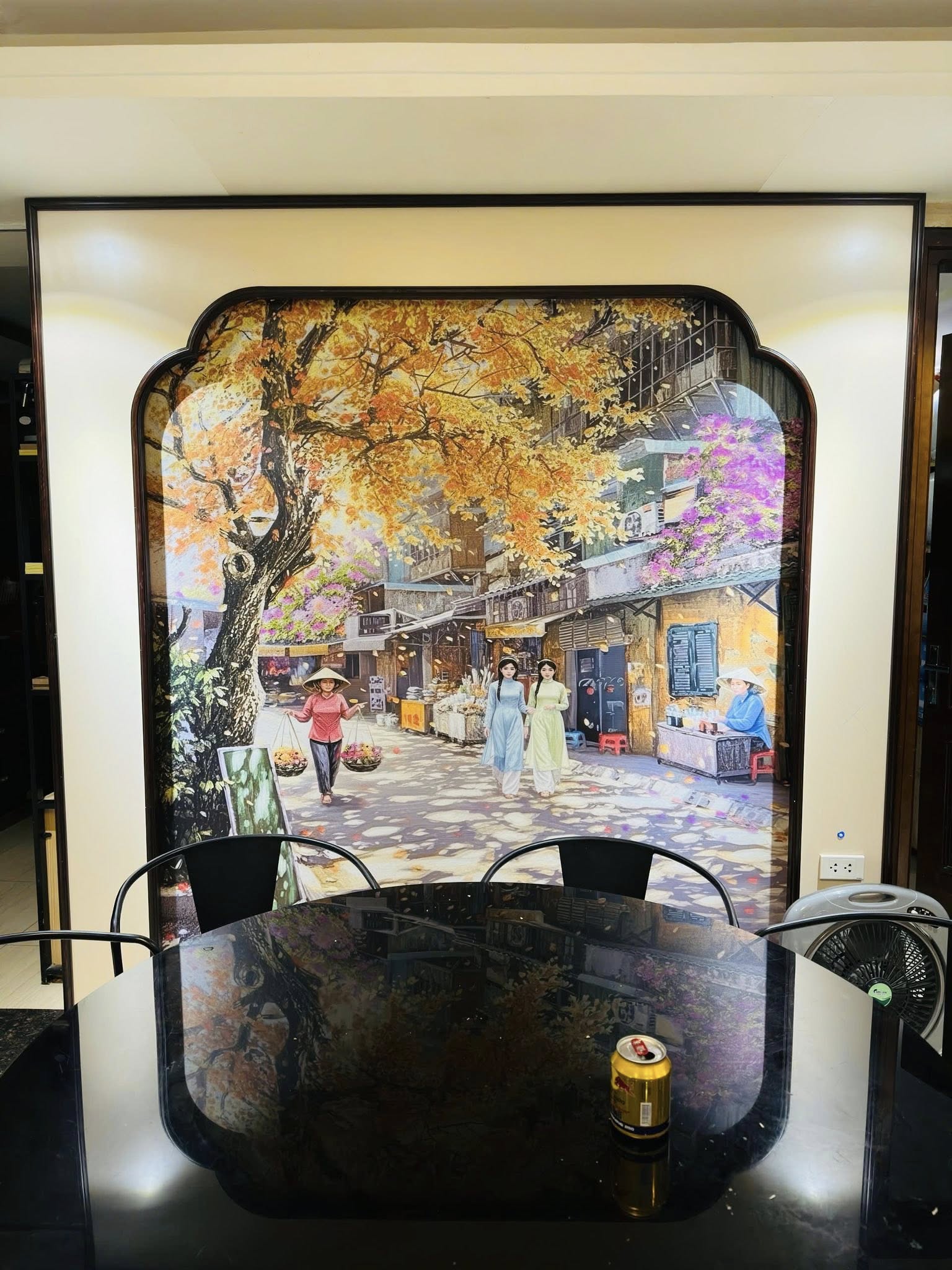 Ghế thư giãn trong showroom nội thất cao cấp với nền tranh trang trí nghệ thuật