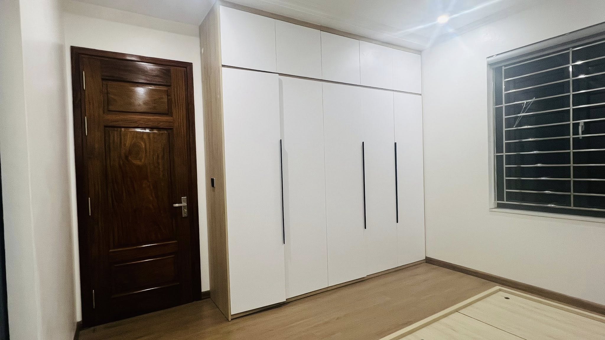 Hệ tủ áo âm tường phòng ngủ nhìn từ góc cửa ra vào