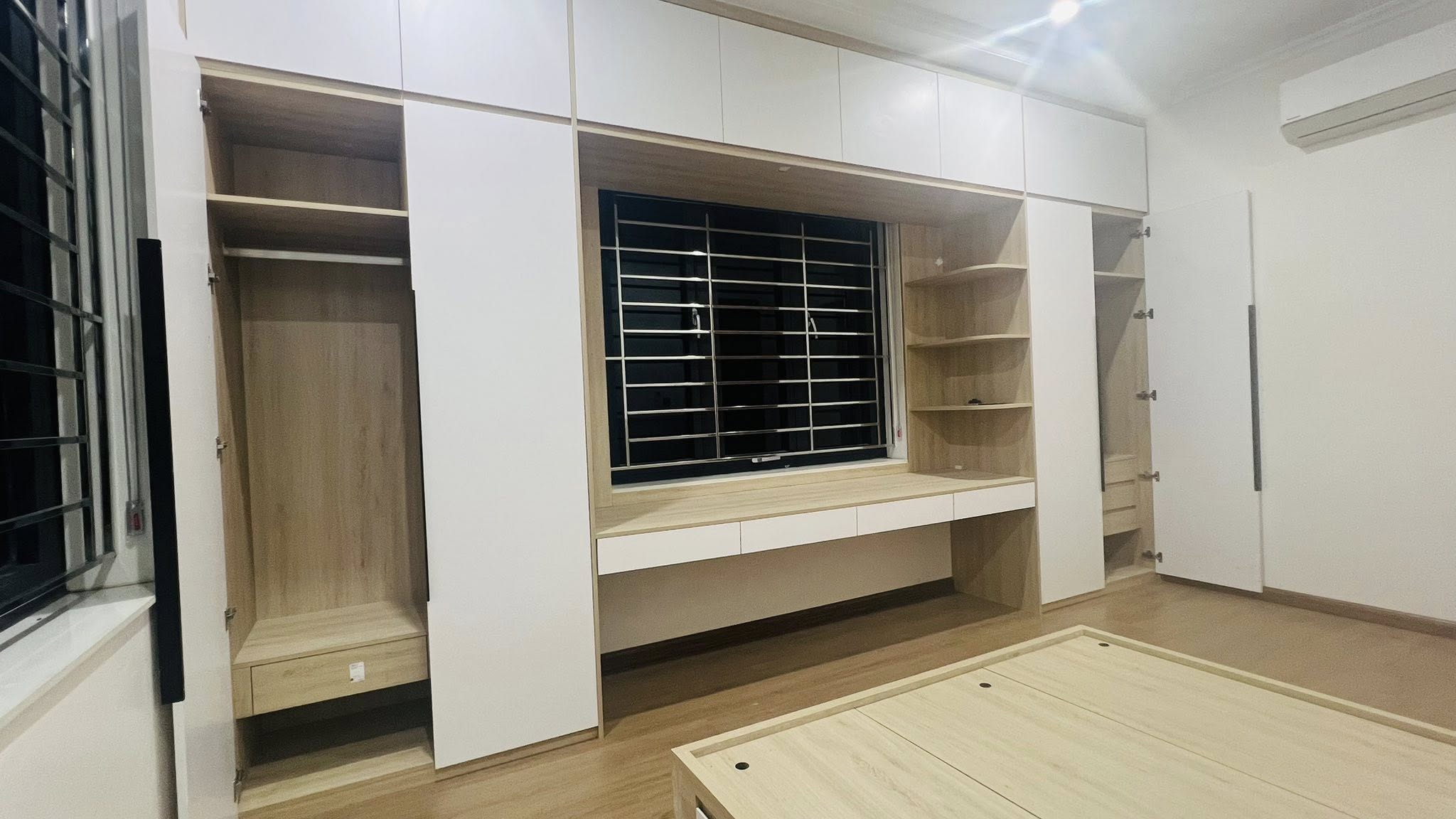 Hệ tủ áo và kệ trang trí phòng ngủ hiện đại với tông trắng gỗ
