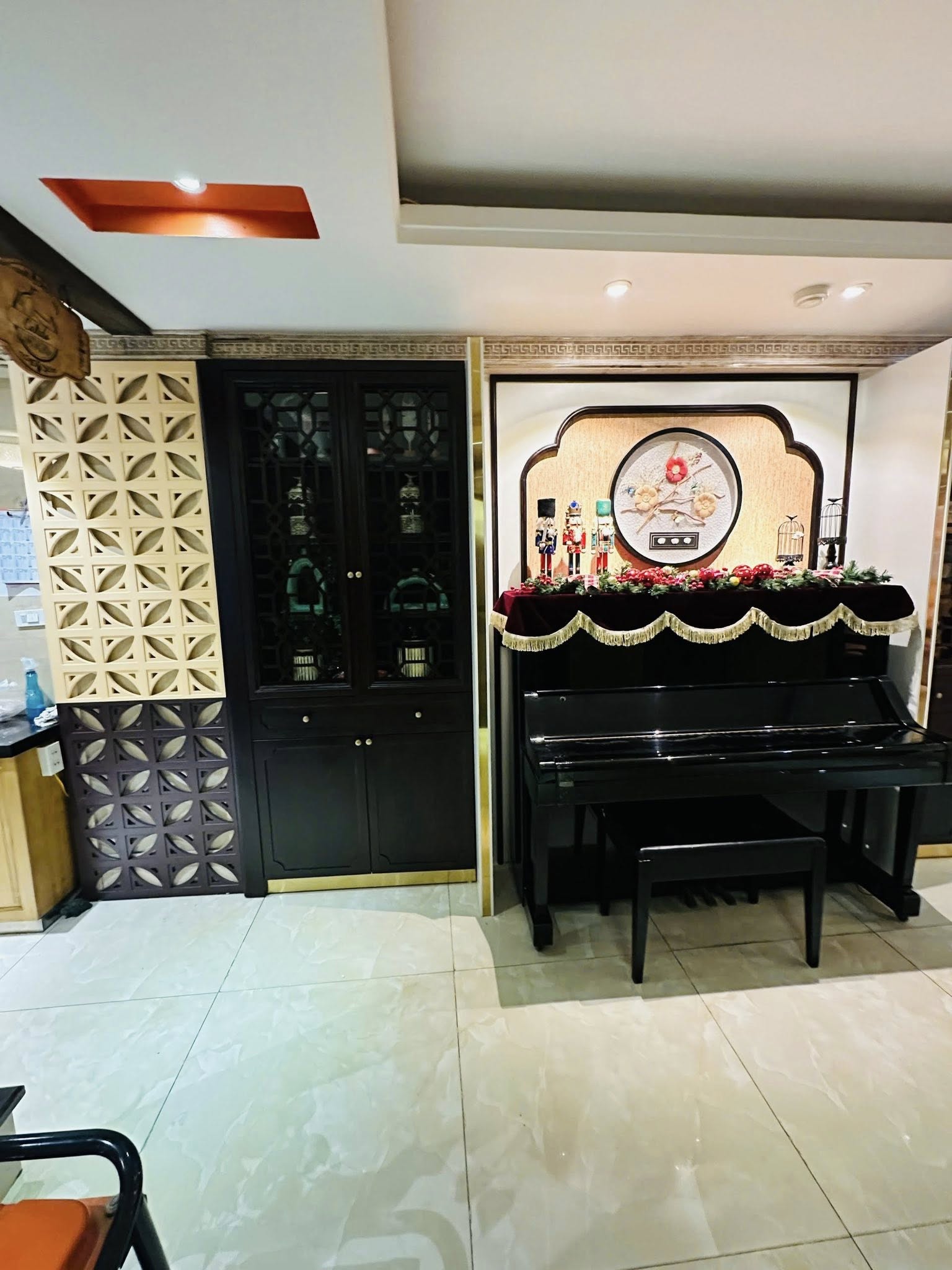 Không gian tiếp khách showroom nội thất cao cấp với đàn piano và vách trang trí