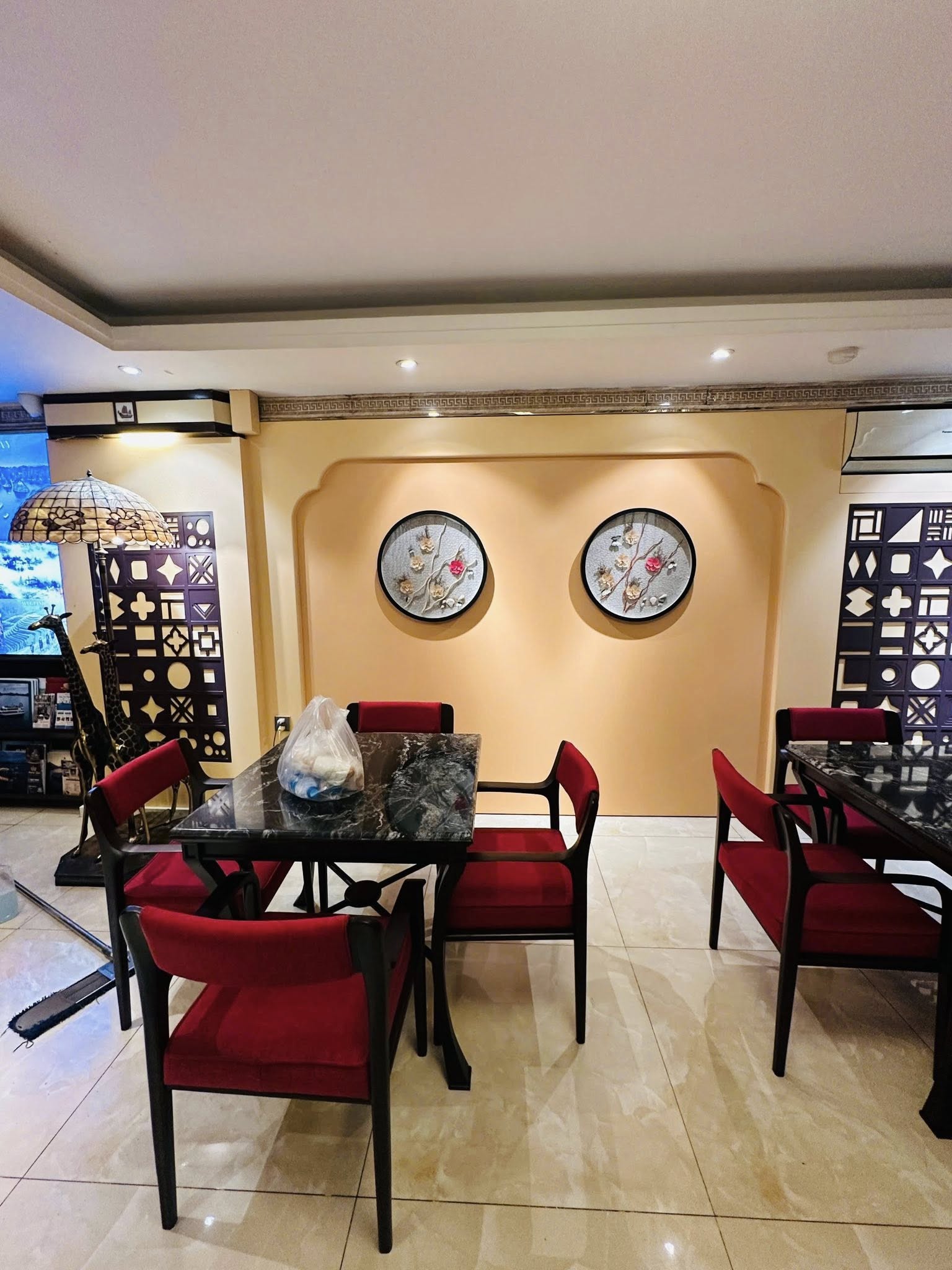 Phòng họp showroom nội thất tân cổ điển với bàn ghế đỏ và tranh trang trí