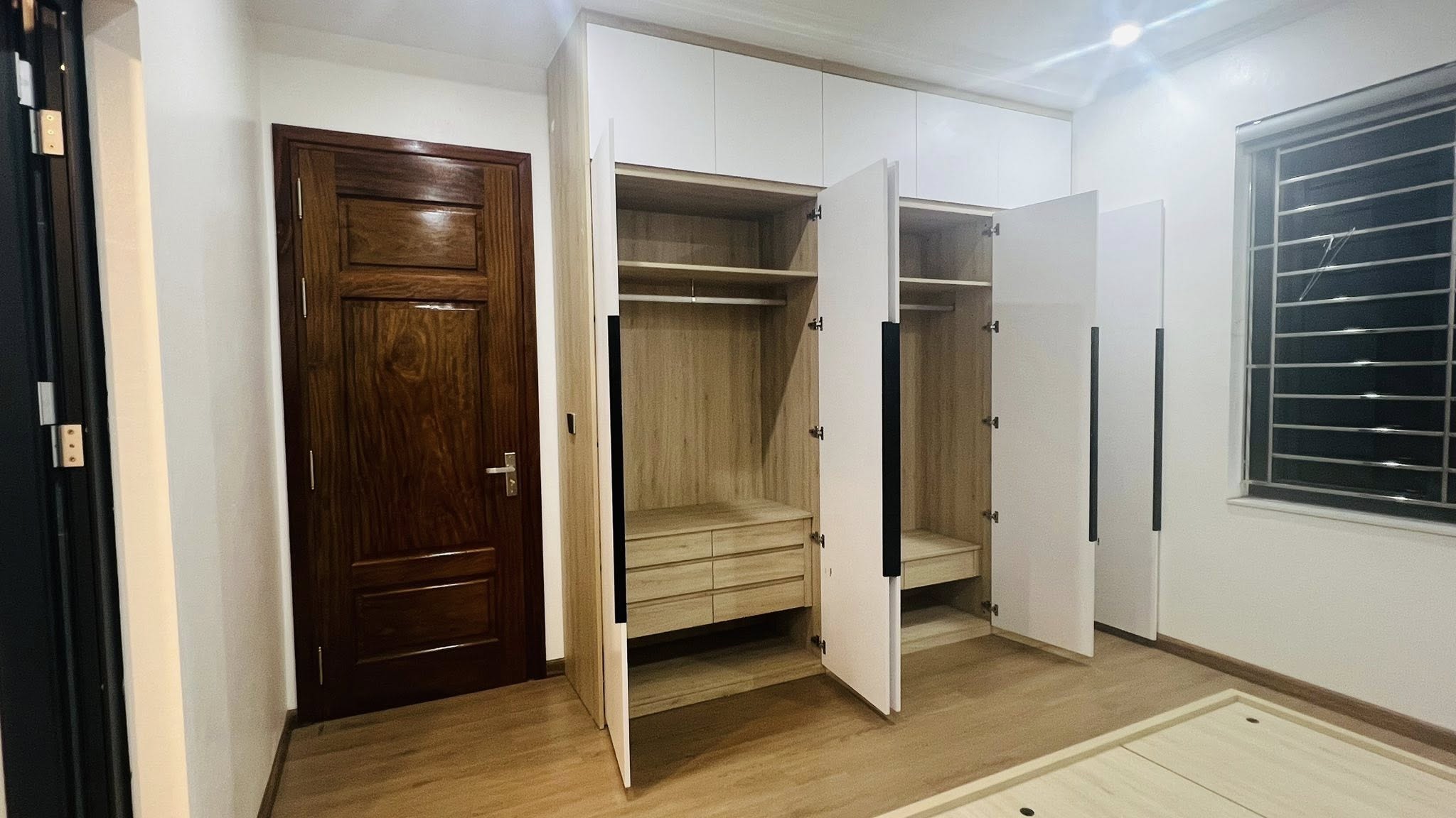 Góc rộng phòng ngủ gỗ công nghiệp với tủ áo, giường và bàn trang điểm