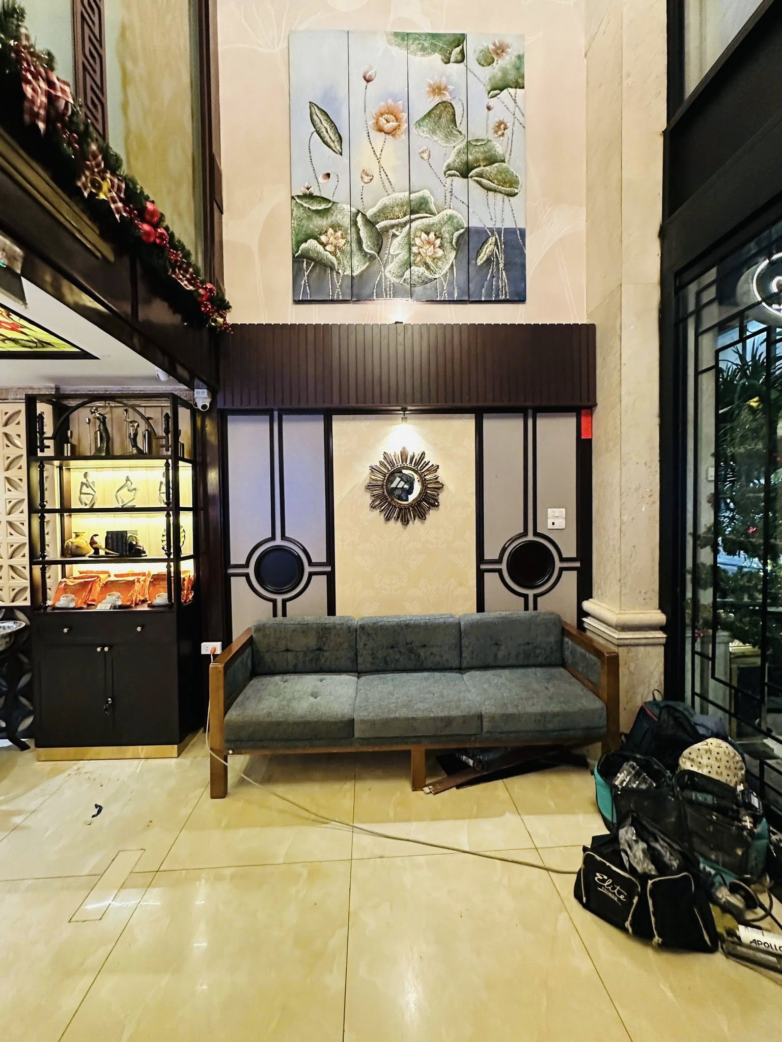 Sảnh tiếp khách showroom nội thất cao cấp với sofa và hệ tủ trưng bày
