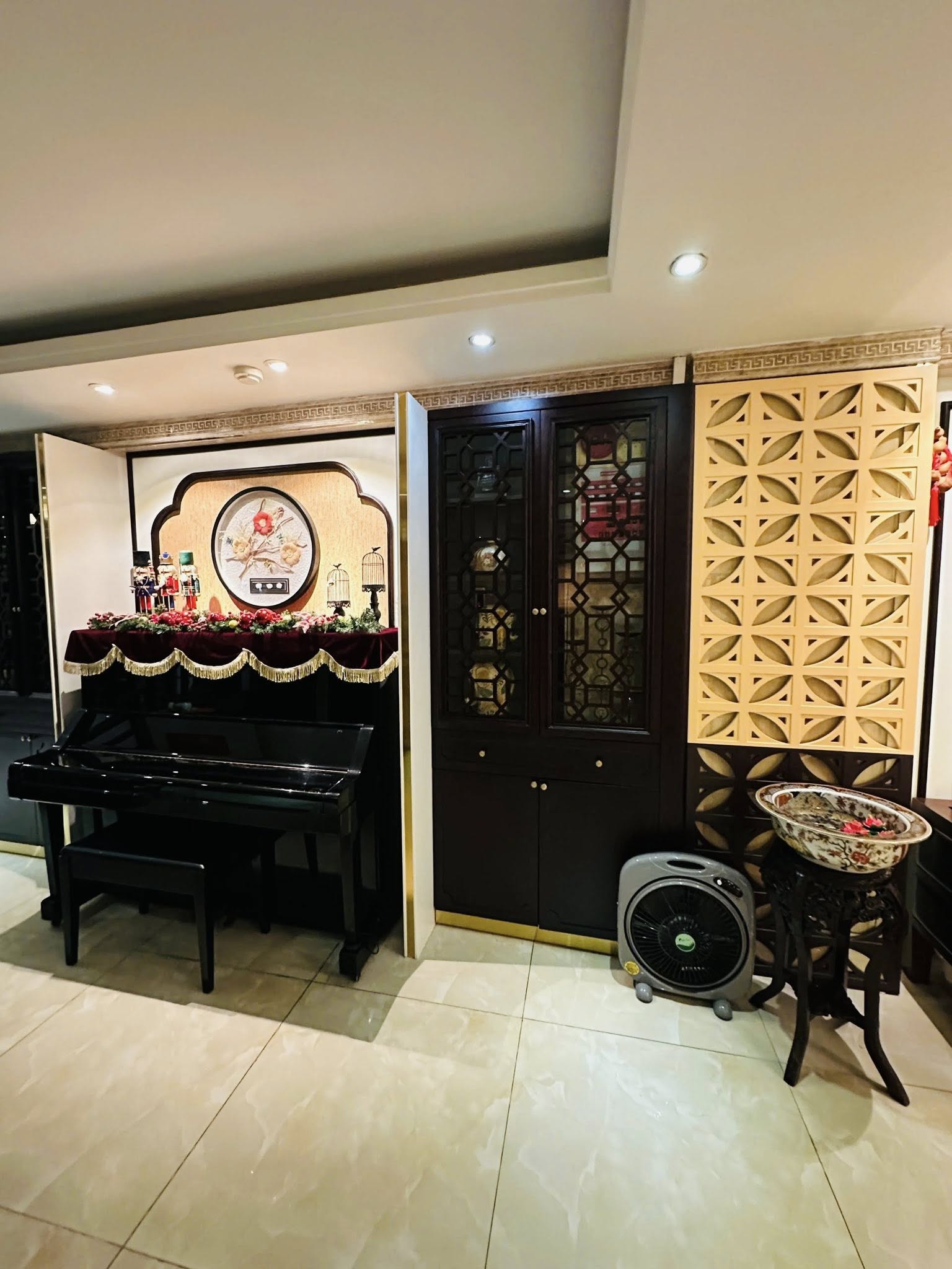 Khu vực piano trong showroom nội thất tân cổ điển với vách trang trí và ghế thư giãn