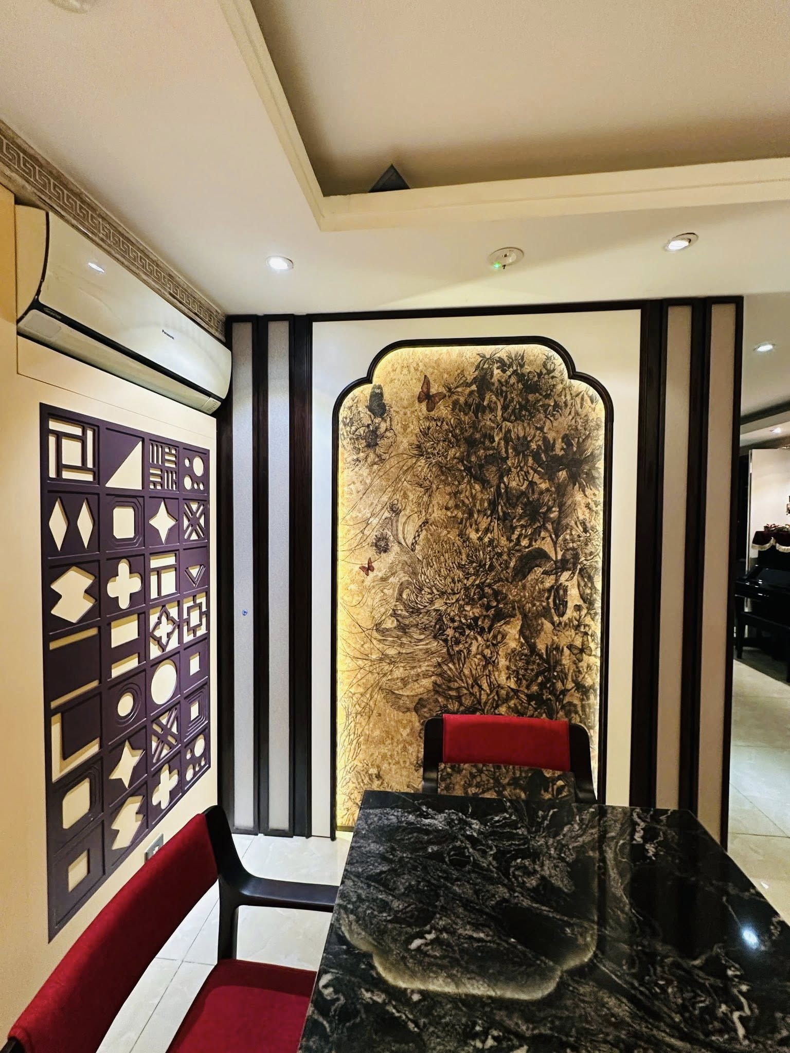 Không gian showroom nội thất tân cổ điển với vách trang trí nghệ thuật và ghế thư giãn