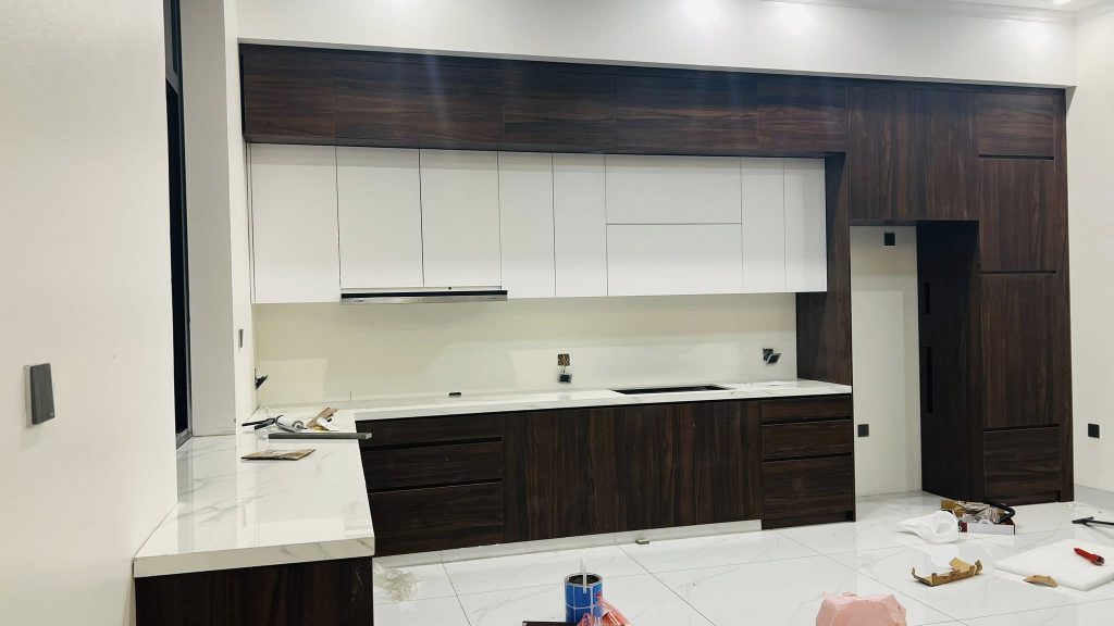 Tủ bếp gỗ công nghiệp chữ I đang lắp đặt trong không gian nhà ở