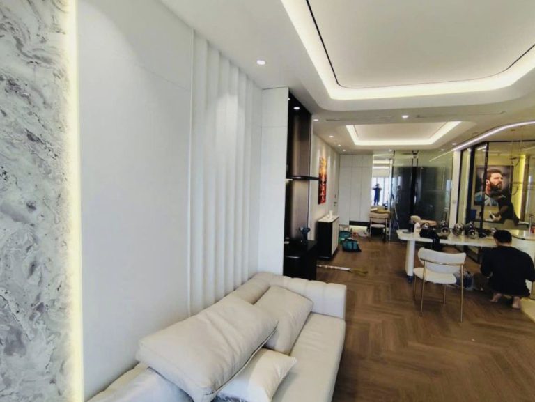 Hoàn thiện phòng khách gỗ óc chó veneer - phòng khách gỗ ấm
