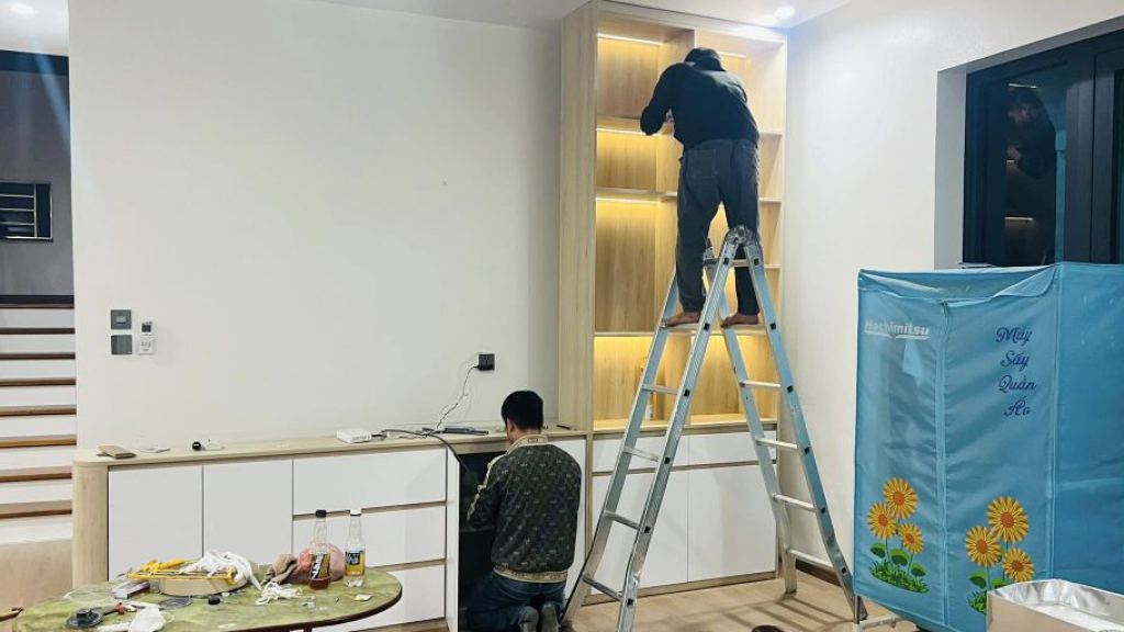 Ảnh phòng khách và bếp nhà phố trong dự án Nội thất phòng khách nhà ống Hà Đông