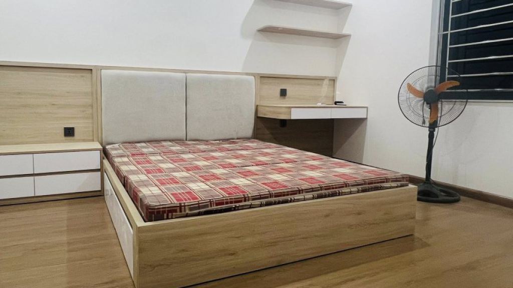 Phòng ngủ gỗ công nghiệp hoàn thiện với giường, đệm và bàn trang điểm