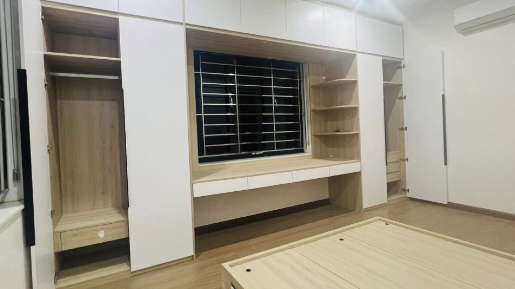 Hệ tủ áo và kệ trang trí phòng ngủ hiện đại với tông trắng gỗ