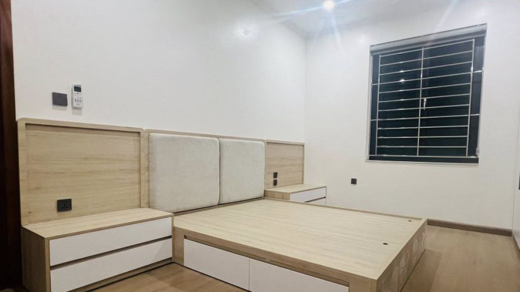 Giường ngủ, tủ áo và bàn trang điểm gỗ công nghiệp thiết kế đồng bộ